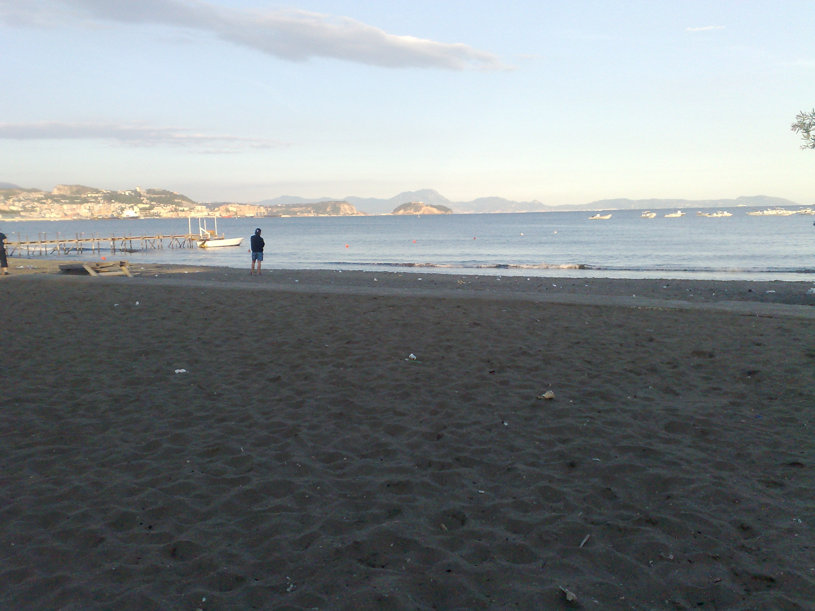 POZZUOLI/ Rissa in spiaggia, bagnanti in fuga