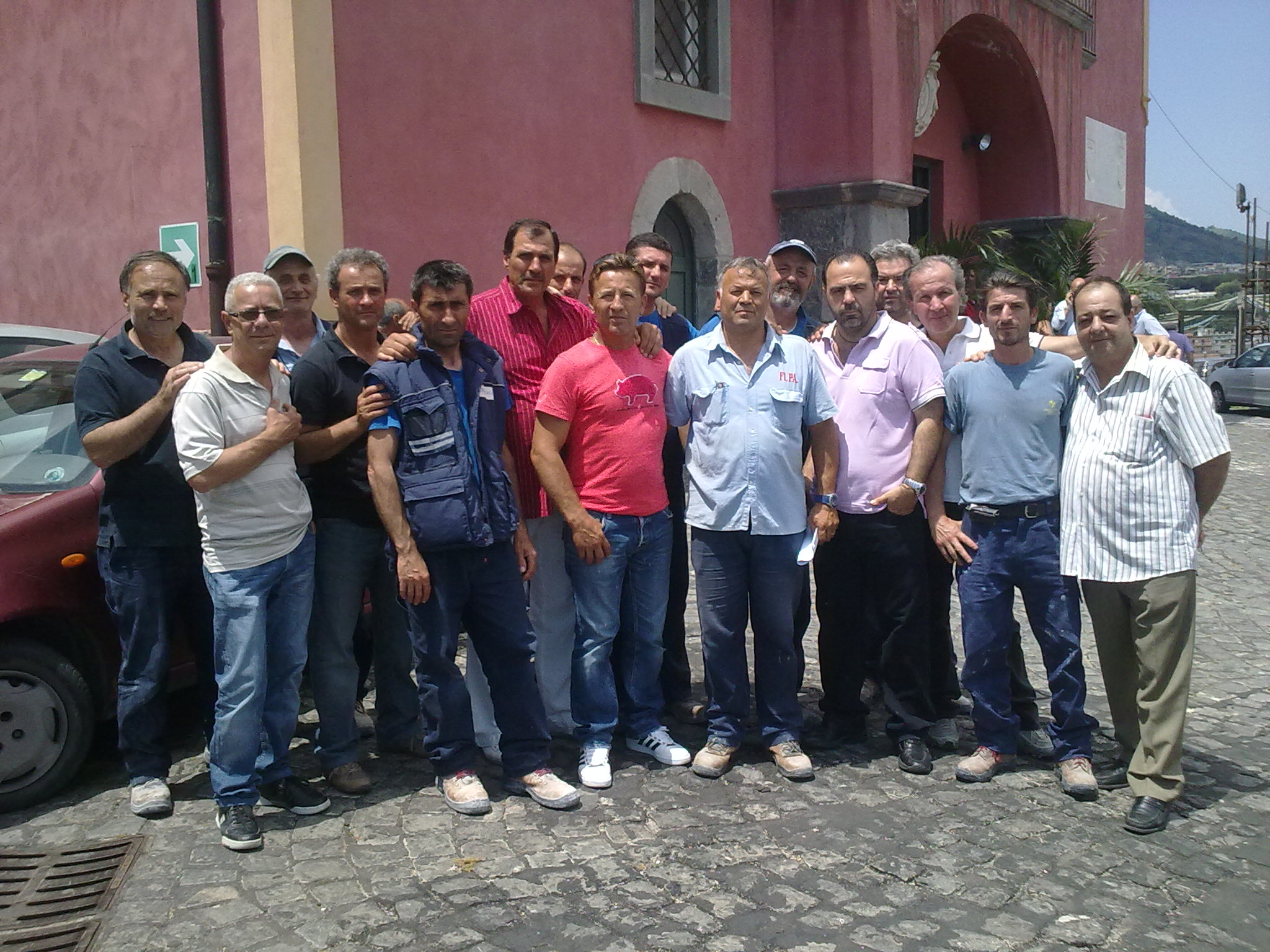 Protesta dei lavoratori del Rione Terra al comune di Toiano “Tutti da Magliulo per salvare il nostro posto di lavoro”