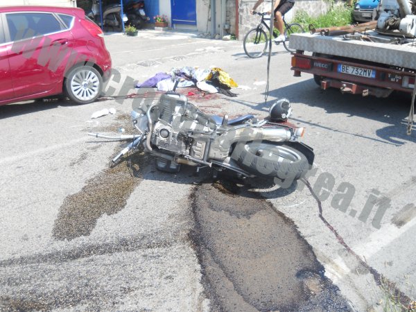 MOTO SI SCHIANTA CONTRO AUTO E TIR: MUORE CENTAURO