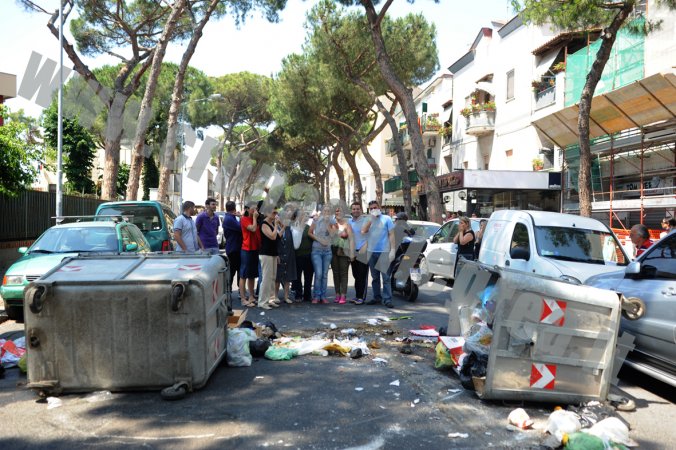 Arco Felice, in strada contro i rifiuti