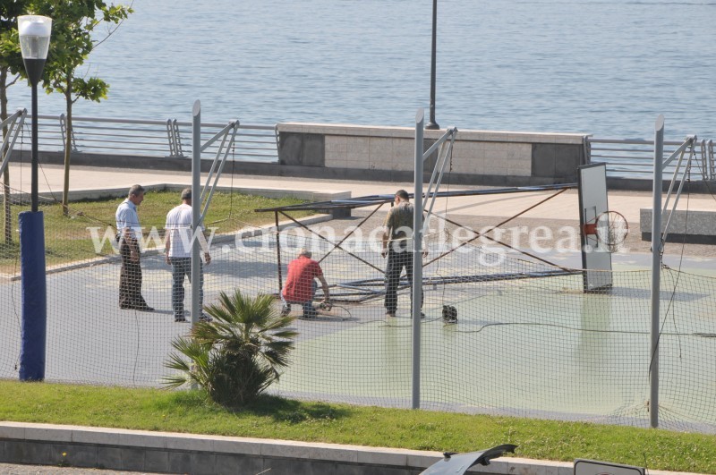 Rimossi i canestri dal lungomare di via Napoli