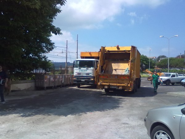 POZZUOLI/ Rifiuti, protesta alla “De Vizia”: fermi i camion per la raccolta