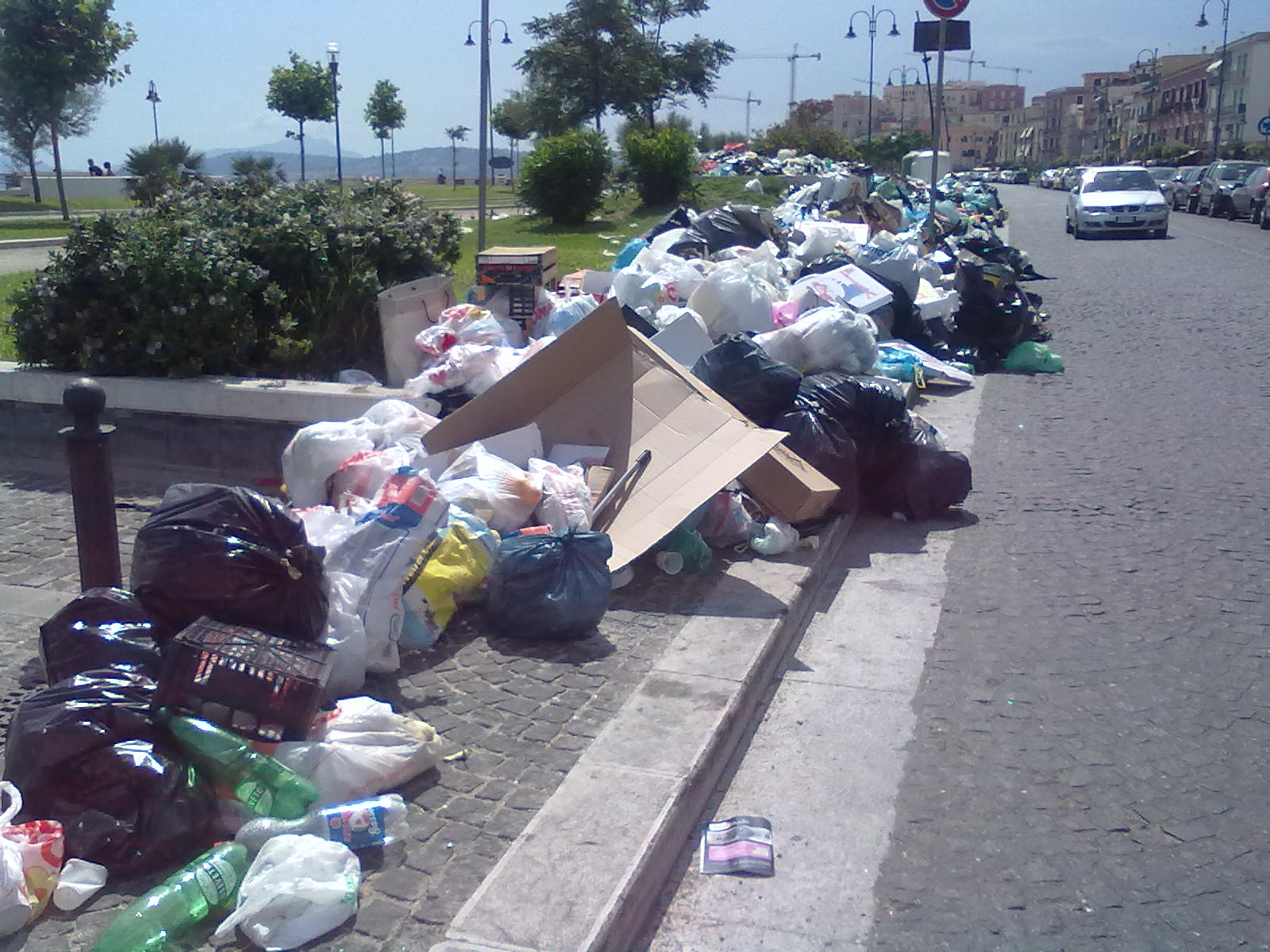 Via Napoli: situazione rifiuti al collasso è rischio igienico sanitario