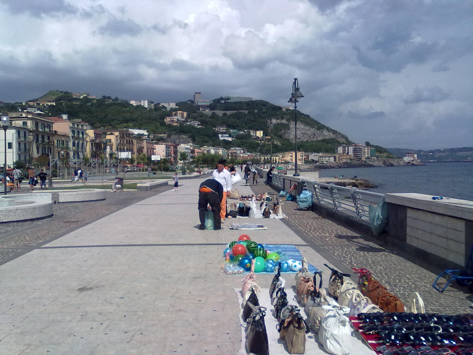 Abusivi sul lungomare di via Napoli – Foto