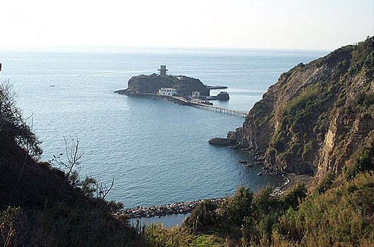 Mare pulito: l’Arpac affida tre bandiere blu a Monte di Procida