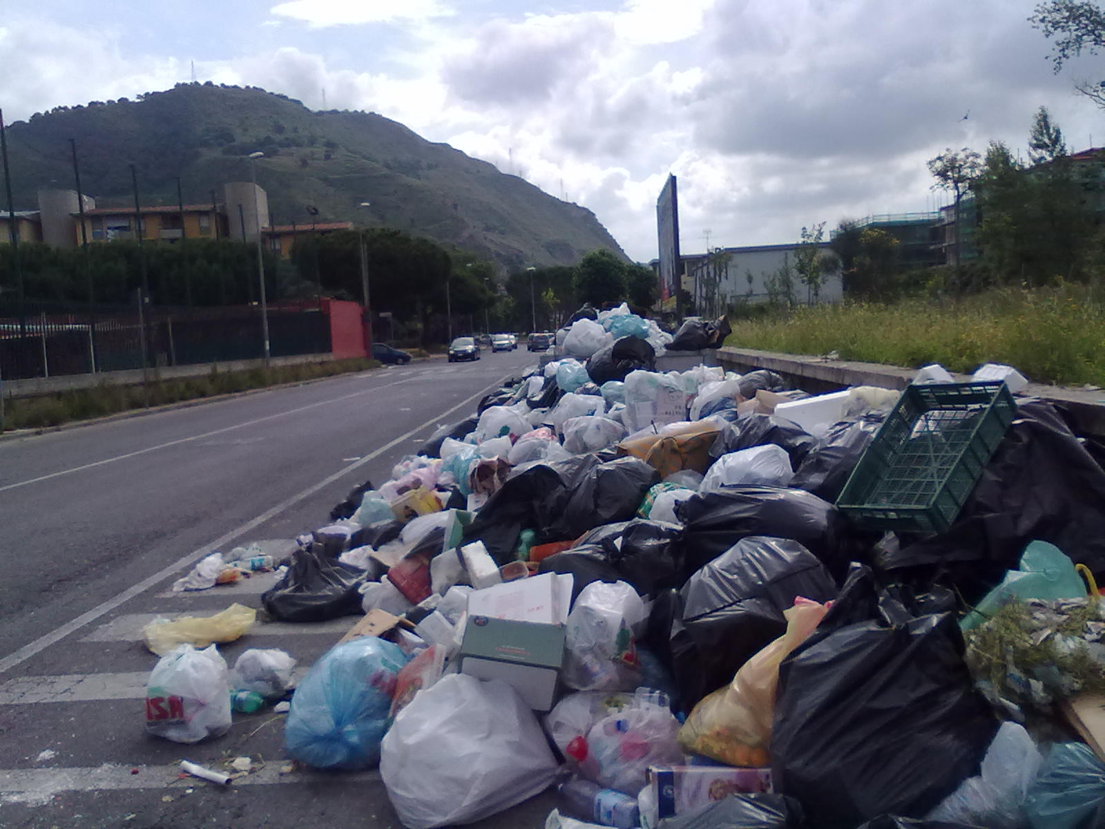 Rione Toiano sommerso dai rifiuti, cittadini esasperati si temono disordini