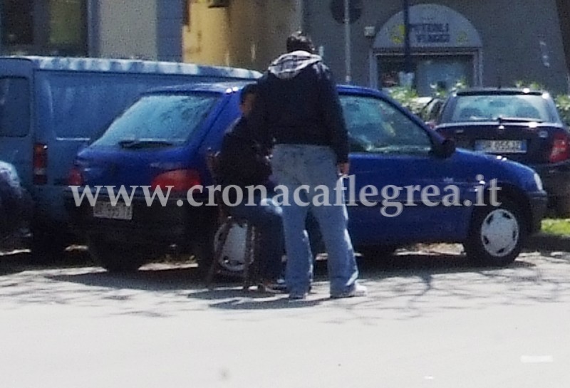 POZZUOLI/ Chiedeva 5 euro per ogni auto: arrestato parcheggiatore abusivo in via Campana