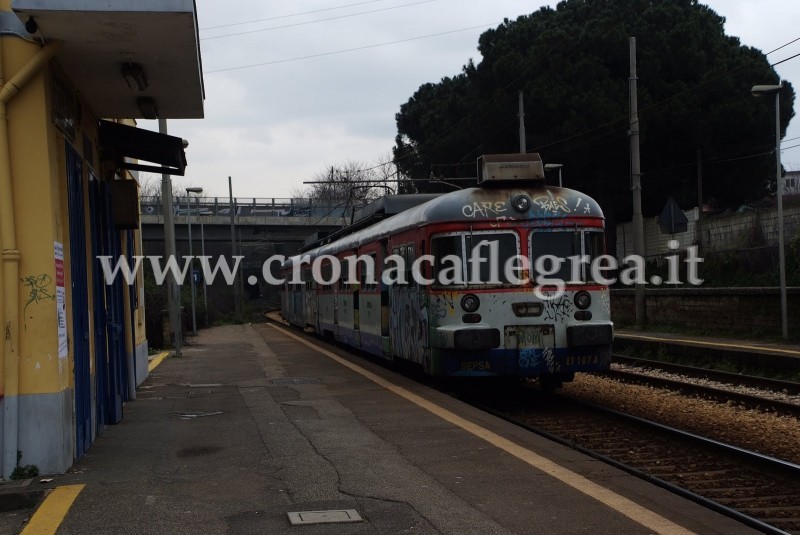 FOLLIA A QUARTO/ Gli comunicano di cambiare treno: si arrabbia e aggredisce 3 persone