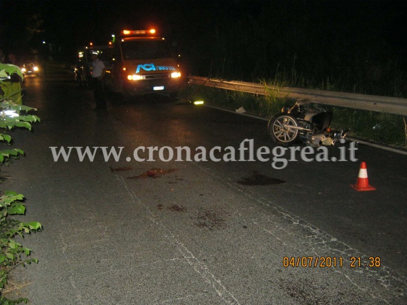 Scontro moto-auto in via Cuma-Licola