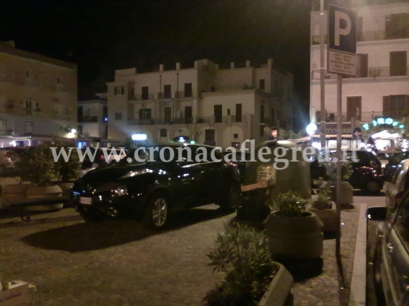 FOTONOTIZIA/Auto in sosta sul marciapiede del Porto di Pozzuoli