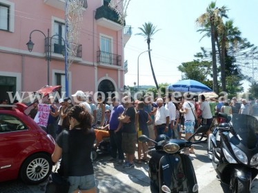 Il corteo di questa mattina a Bacoli (foto FreeBacoli)