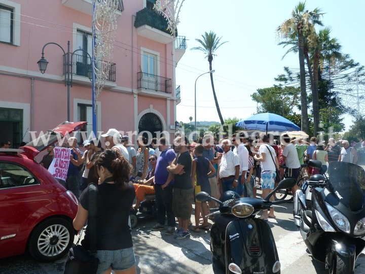 Oltre 100 manifestanti al corteo per le “spiagge pubbliche”. Avviata una petizione popolare