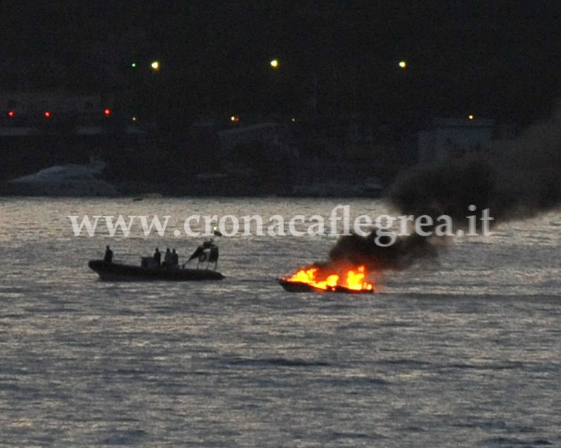 Esclusiva/ Motoscafo s’incendia e affonda al largo di Lucrino – le foto