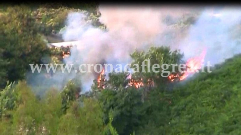 Video.Incendio tra Cappella e Monte di Procida paura per le case vicine.