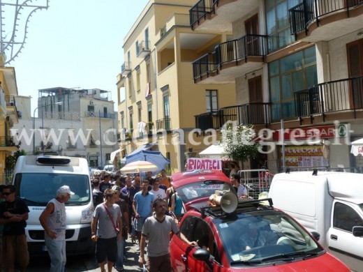 La protesta per le strade di Bacoli (foto FreeBacoli)