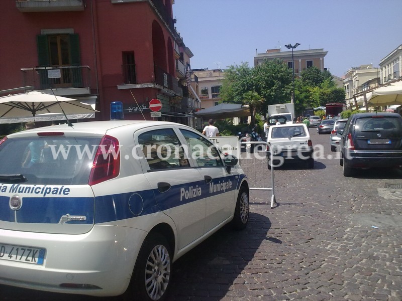 La fotonotizia/ Pozzuoli: Piazza a traffico…illimitato