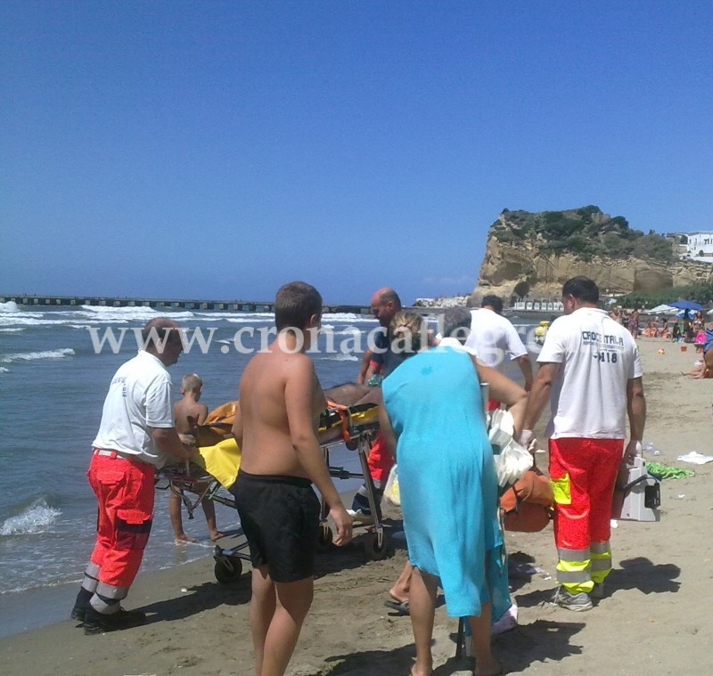 Malore in mare per 4 giovani. Uno è in rianimazione