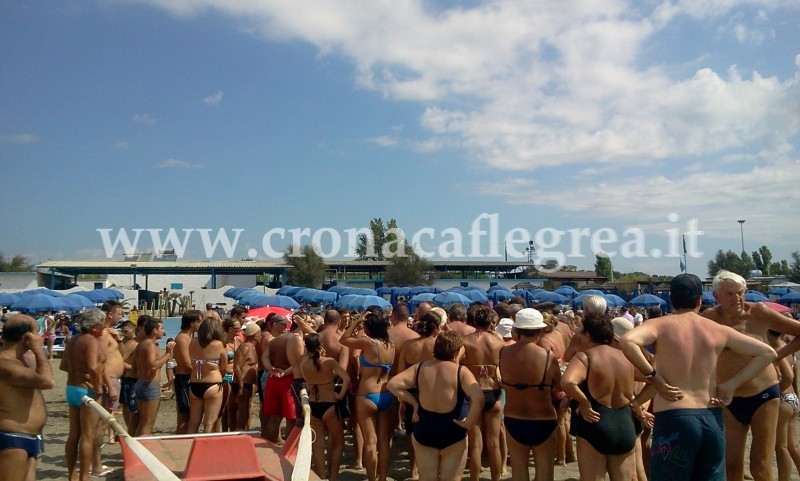 BACOLI/ Tragedia in spiaggia, anziano muore tra i bagnanti