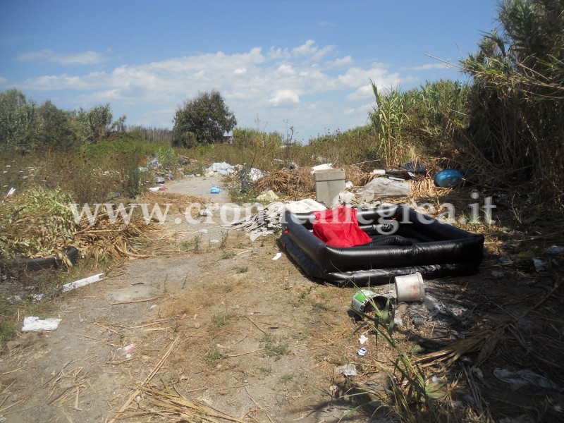 Discarica abusiva a pochi passi dal mare. Il terreno è proprietà del Centro Ittico/ le Foto