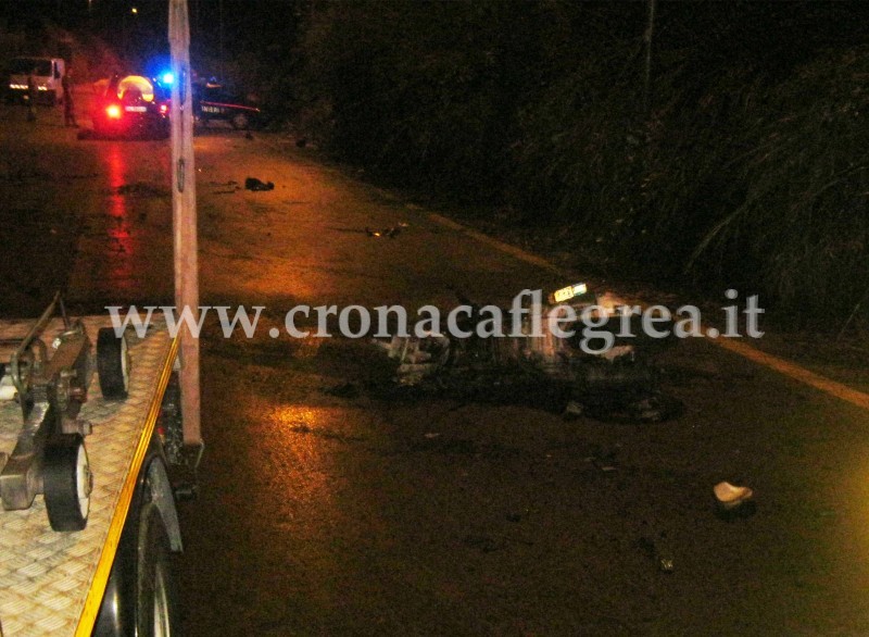 Schianto in strada, muore un altro motociclista. Auto e scooter carbonizzati/ Le FOTO