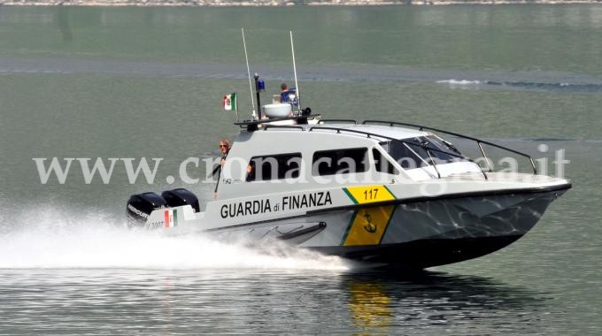 Gommone in avaria, in sette rischiano di essere travolti: salvati da una motovedetta della Guardia di Finanza