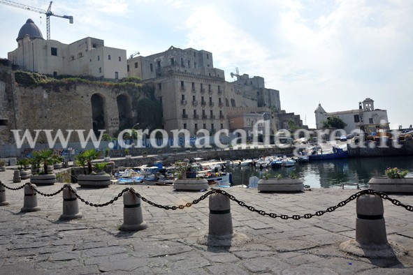 POZZUOLI/ Al via i lavori di pulizia dei fondali della Darsena