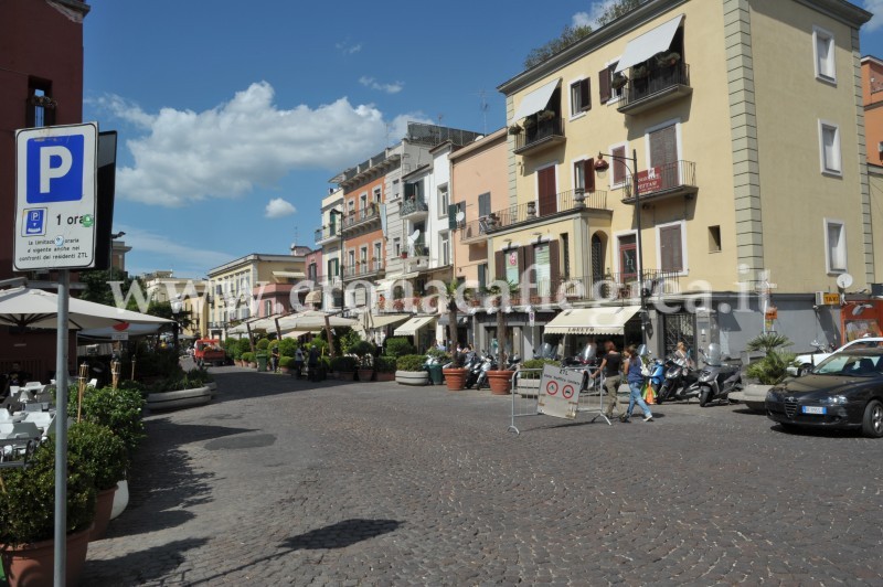 POZZUOLI/ Colpo in banca, in tre assaltano la “Popolare di Ancona” in Piazza della Repubblica