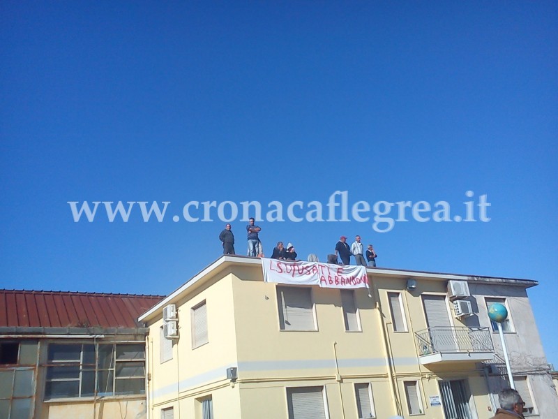 Protesta Lsu a Bacoli, in 9 minacciano di gettarsi dal tetto dell’azienda