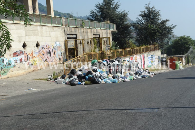 Intanto in alcune strade di Monterusciello la raccolta è ferma da 4 giorni