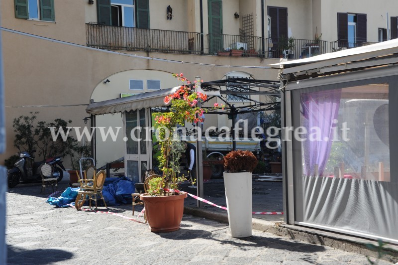 Incendio distrugge gazebo di un ristorante sul porto di Pozzuoli