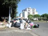 Mentre una piccola parte della città festeggia l’architettura Monterusciello rivive l’incubo dei rifiuti