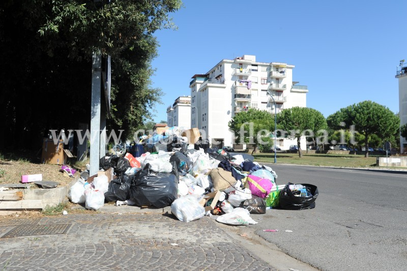 Mentre una piccola parte della città festeggia l’architettura Monterusciello rivive l’incubo dei rifiuti