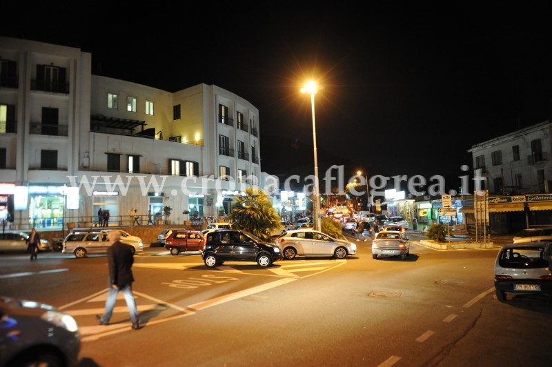 POZZUOLI/ Maxi rissa in piazza, americano finisce in ospedale