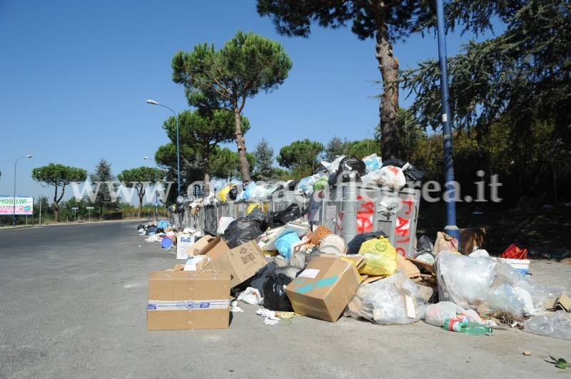 Tornano i rifiuti in strada ma il Sindaco annuncia: “Entro 15 giorni raccolta differenziata in tutta Monterusciello”