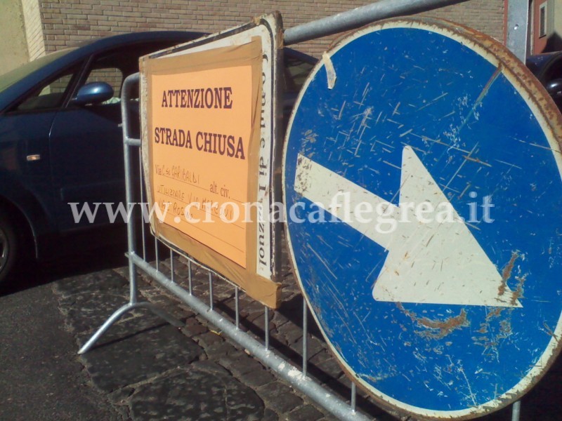 Pozzuoli, strada chiusa per pulizia fogne e centro storico paralizzato