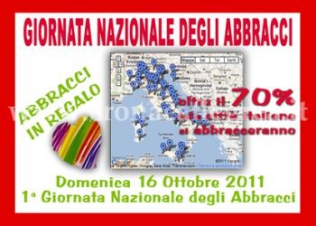 Abbracci gratis domani a Pozzuoli. In centinaia si abbracceranno sul Lago D’Averno