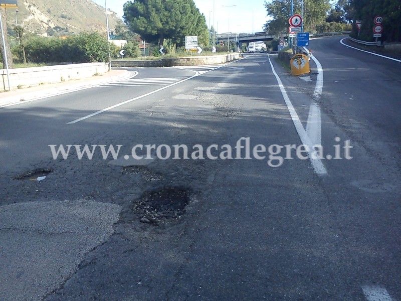 Pozzuoli: dopo la pioggia automobilisti e centauri in pericolo, strade disseminate di buche