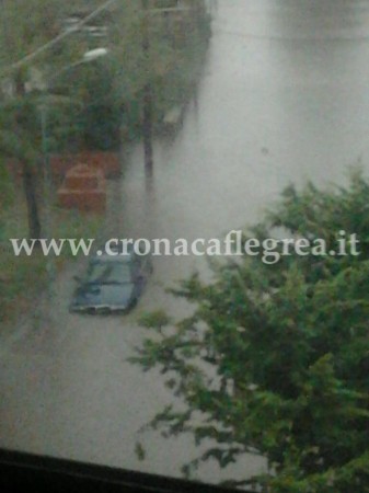 Maltempo, auto intrappolata nell’acqua in via Lungolago a Bacoli/ FOTO