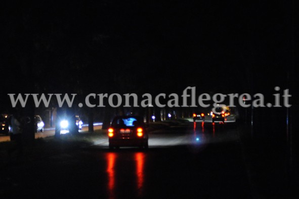 Pozzuoli, non si potano gli alberi e la strada resta al buio/ LE FOTO