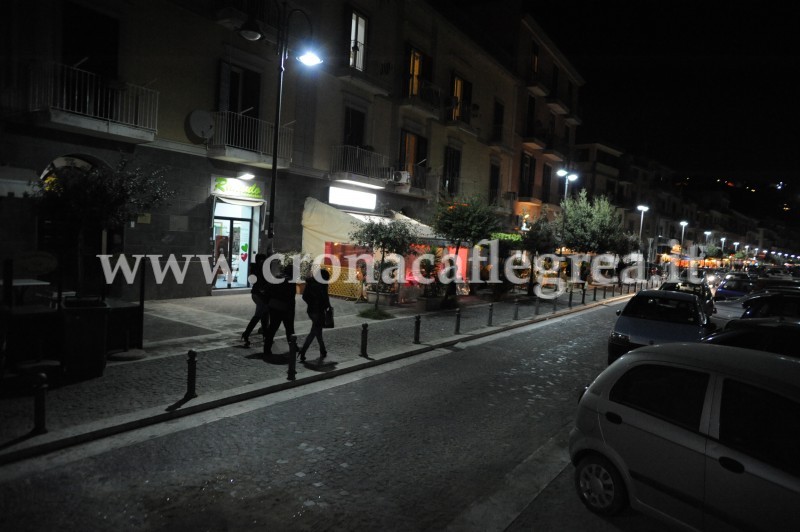 POZZUOLI/ Cadono calcinacci dal cornicione, chiusa la strada della Movida