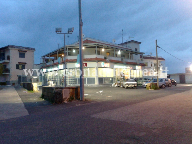 POZZUOLI/ Monterusciello, rapinatori armati assaltano supermercato in via Pagano