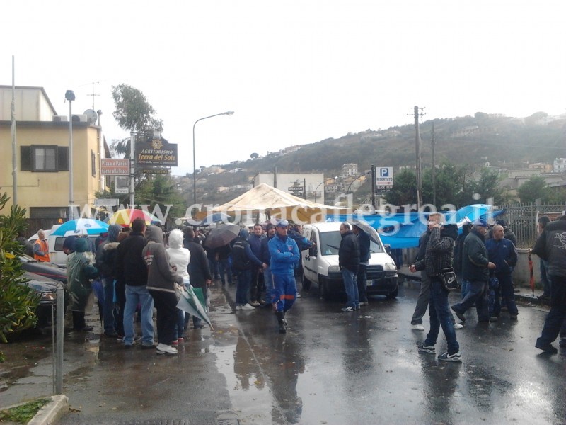 Bacoli/ Abbattimenti: gente in strada e blocchi stradali