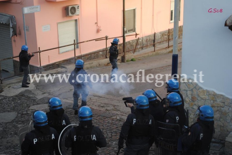 Bacoli: guerriglia urbana, scontri tra forze dell’ordine e manifestanti: feriti e arresti. Le ruspe sono arrivate a Torregaveta. I fratelli Cardamuro barricati in casa con bombole di gas e taniche di benzina – FOTO