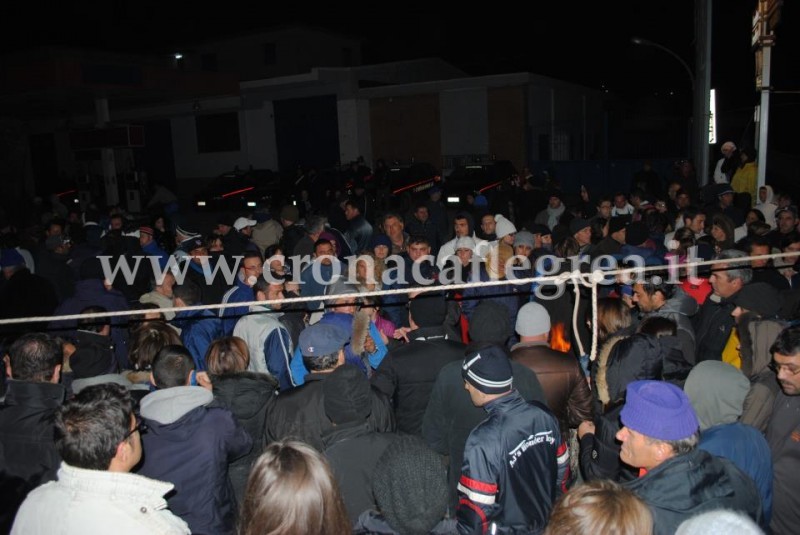 BACOLI/ Abbattimenti: tensioni e blocchi stradali durante la giornata. La protesta continuerà per tutta la notte – LE FOTO