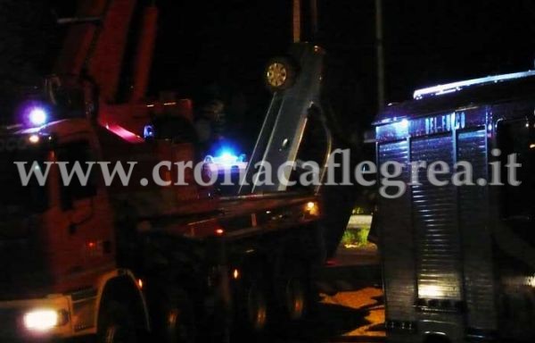 POZZUOLI/ Auto si ribalta e finisce contro un condominio