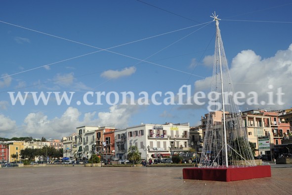 Pozzuoli/ Nel centro storico vige l’addobbo “fai da te”