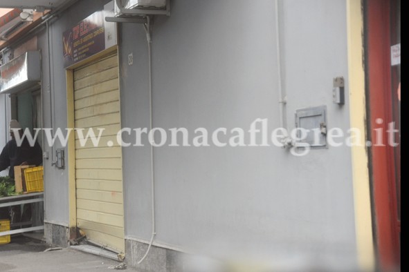 POZZUOLI/ Monterusciello, tentano furto a negozio di informatica: ladri si arrendono alla saracinesca