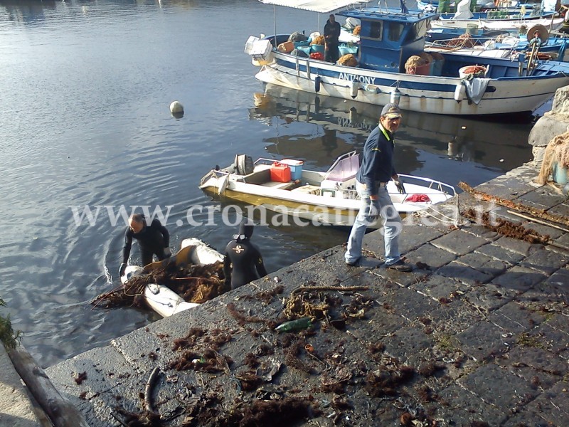 POZZUOLI/ Rifiuti, parte la pulizia dei fondali della Darsena