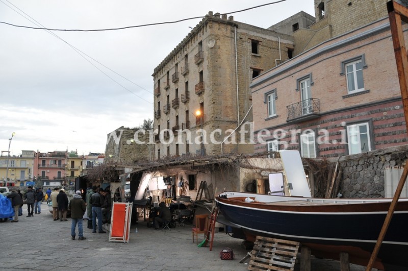 POZZUOLI/ La Rai sbarca in città. Girate alla darsena alcune scene di “Dove eravamo rimasti?” la storia del caso Tortora – LE FOTO