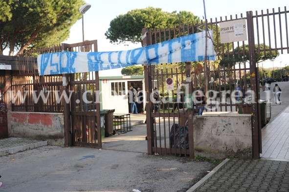 POZZUOLI/ Alberghiero di Monterusciello: studenti protestano fuori alla “cittadella studentesca” in zona Solfatara